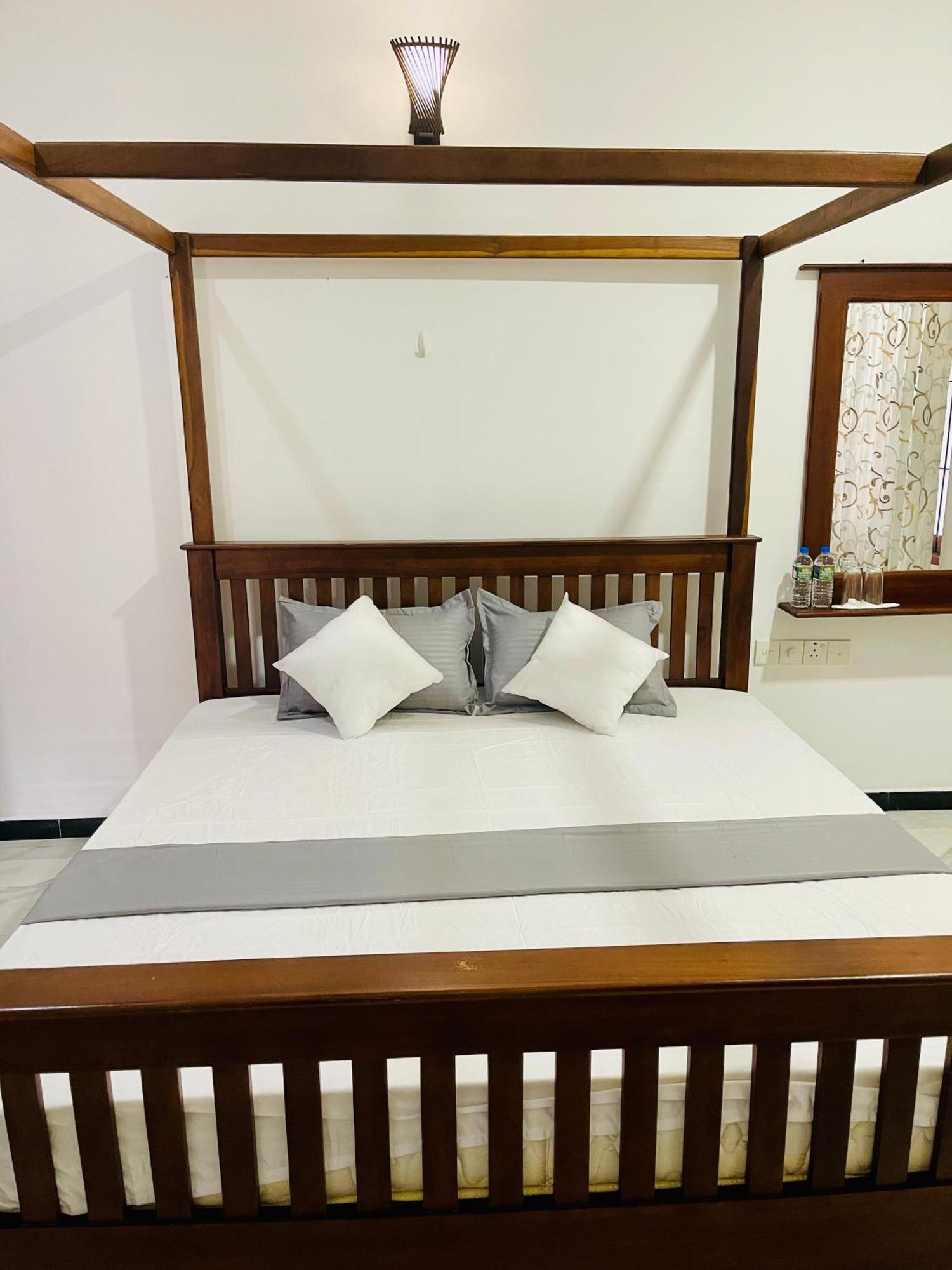 Sand & Surf Guest House เนกอมโบ ภายนอก รูปภาพ