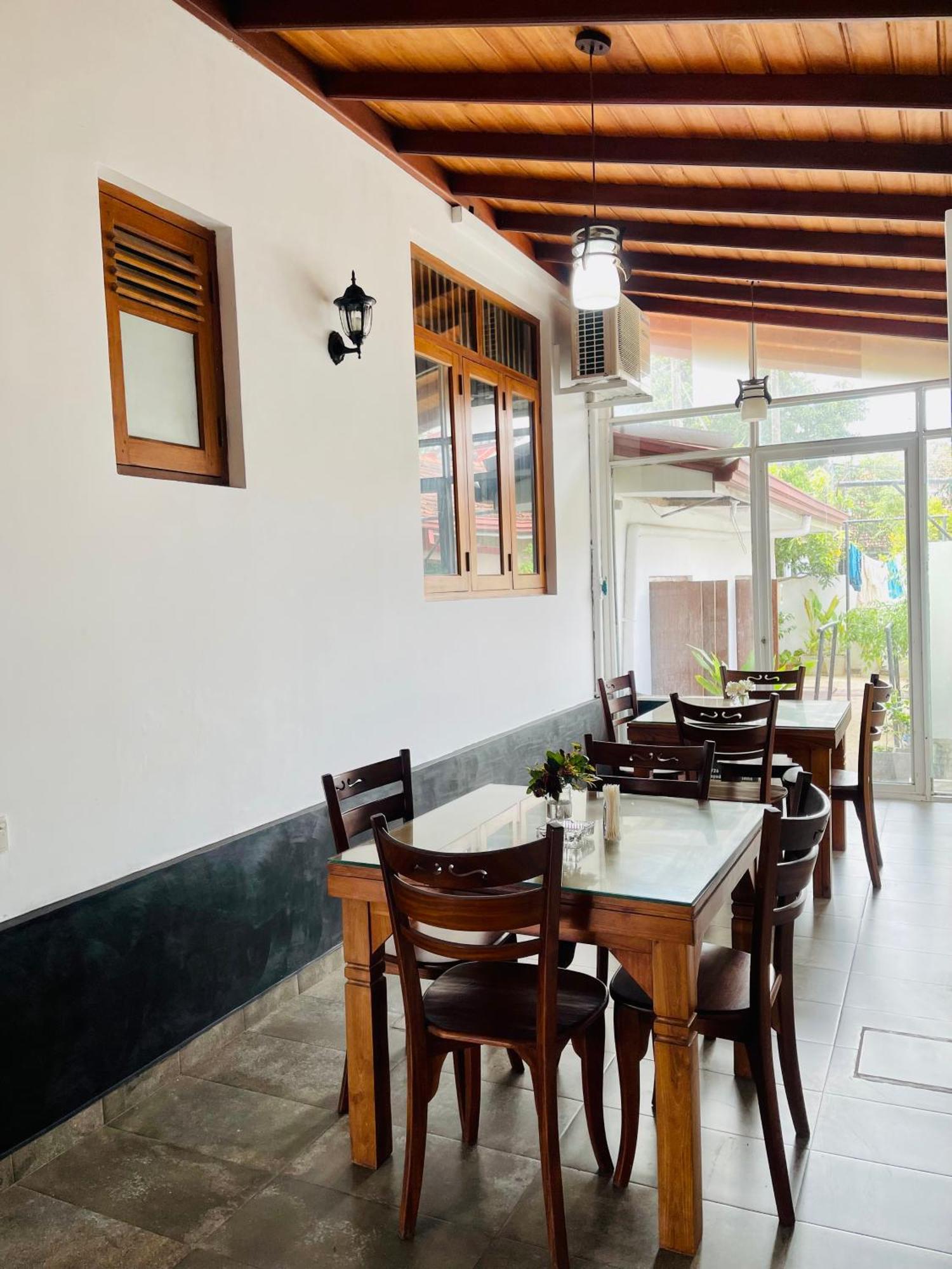 Sand & Surf Guest House เนกอมโบ ภายนอก รูปภาพ